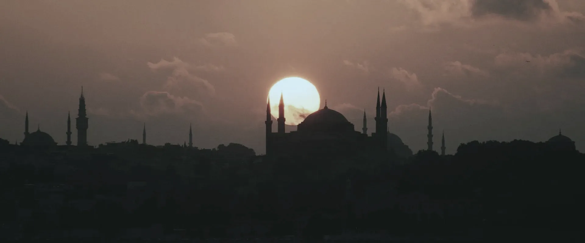 Gün batımında İstanbul silueti